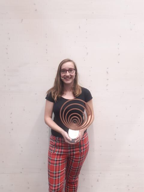 Die 26-jährige JKU-Wissenschaftlerin Barbara Lehner wurde für ihre Physik-Masterarbeit mit dem Wilhelm-Macke-Award ausgezeichnet. | Foto: JKU Linz