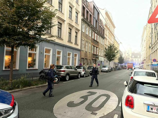 Das Landeskriminalamt Wien hat die Untersuchungen zur Brandursache in der Kandlgasse aufgenommen.