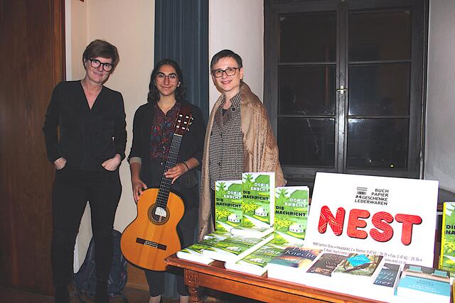 Autorin Doris Knecht mit Gitarristin Amirah Pranzl und Initiativenleiterin Barbara Kreiner | Foto: Stadtgemeinde Spittal