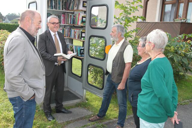 Bürgermeister Walter Eichmann, Gemeindekassier Ernst Kahr, Obmann Karl Dudek, Sigrid Kurej und Kassierin Paula Dudek (v.l.) | Foto: Gerhard Langmann