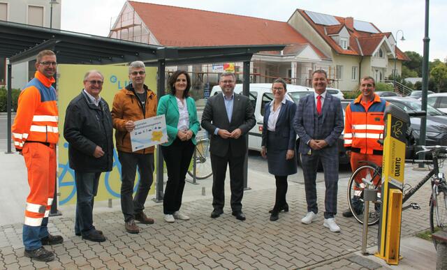 Christian Köck (NÖ Straßendienst), Straßenmeister Josef Siebenhandl, Andreas Zbiral (NÖ.Regional Mobilitätsmanagement), Bürgermeisterin Marianne Rickl-List, Mobilitätslandesrat Ludwig Schleritzko, Nikola Kopitz (Leitung Straßenbauabteilung 3 Wolkersdorf), Harald Lotokar (ÖAMTC Projektleiter), René Vogt (NÖ Straßendienst)