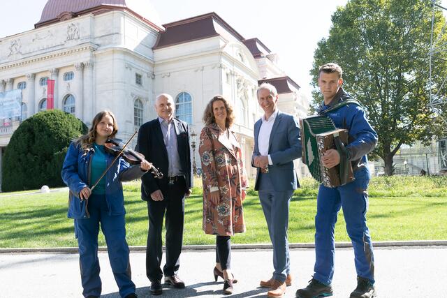 Siemens-Lehrling Ester Steinkellner, AK-Direktor Wolfgang Bartosch, Opernintendantin Nora Schmid, AK-Präsident Josef Pesserl, Siemens-Lehrling Franz Rolla (v.l.)
  | Foto: Oliver Wolf