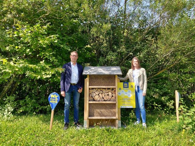 Mariazellerbahn Dienststellenleiter Anton Hackner und Nachhaltigkeitsbeauftragte Maria Magdalena Abl freuen sich über das Insektenhotel beim Betriebszentrum Laubenbachmühle. | Foto: NB/Mayerhofer