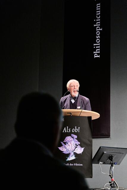 Abgerundet wurde der Donnerstag mit dem Eröffnungsvortrag von Jan Assmann, Professor em. für Ägyptologie an der Universität Heidelberg sowie Professor für Allgemeine Kulturwissenschaft und Religionstheorie an der Universität Konstanz, über „Religion und Fiktion“.  | Foto: Philosophicum Lech by Miro Kuzmanovic