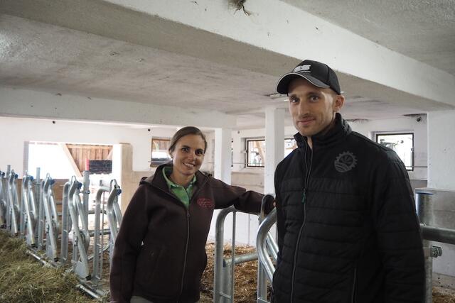 Juliane und Sepp im neuumgebauten Laufstall. 