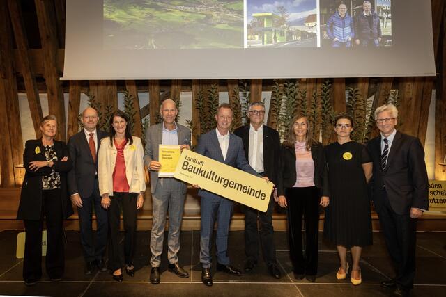 Die Stadtgemeinde Trofaiach, allen voran Bürgermeister Mario Abl (Mitte), Stadtamtsdirektor Uwe Kroneis (4.v.r.) und Stadtkümmerer Erich Biberich (4.v.r.) durften sich bei der Verleihung des Baukulturgemeinde-Preises in Wien über eine Anerkennung freuen.