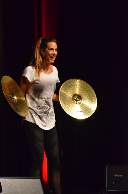 Kabarettfieber in Telfs: Der Lions Club West Tyrol lud zum komödiantischen Abend mit der Telferin Nina Hartmann.
