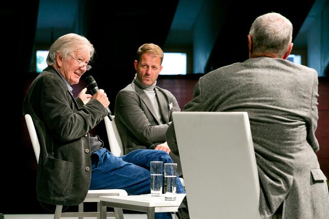 Als Moderator für die Philosophicum Dialoge gewonnen werden konnte Armin Thurnher (links im Bild mit Michael Fleischhacker), der einleitend anmerkte, dass er immer schon mal am Philosophicum Lech teilnehmen wollte. | Foto: Philosophicum Lech by Dietmar Mathis