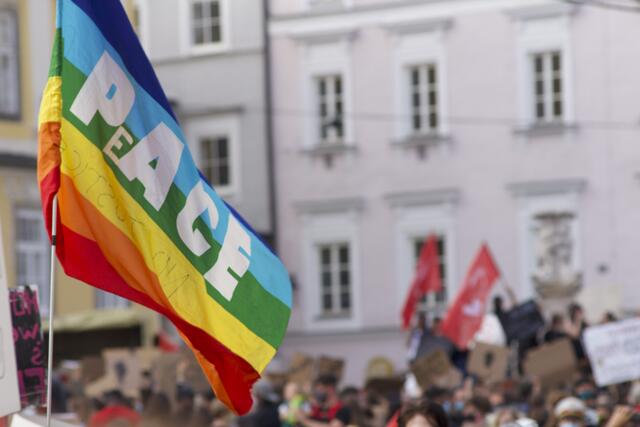 Tausende Menschen ziehen heute durch die Linzer City – Autofahrer brauchen am Freitagnachmittag viel Geduld | Foto: Baumgartner/BRS