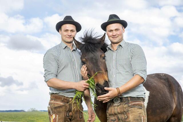 Andreas und Sebastian starten bei "Bauer sucht Frau" in die Hofwoche.