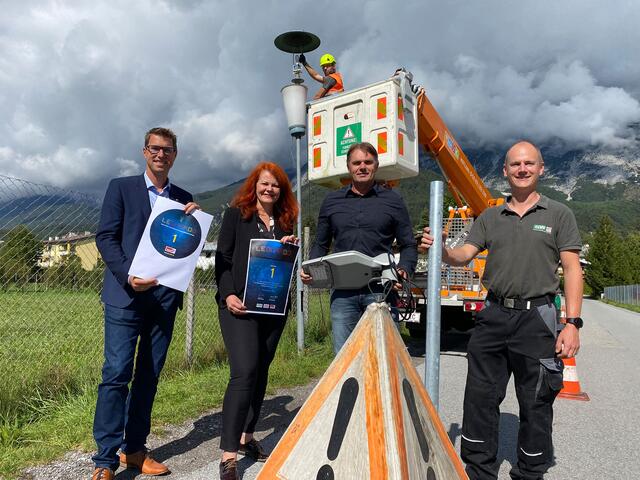Im Bild bei der Umstellung im Ortsteil Moos: Bgm. Christian Härting, VBgm. Cornelia Hagele, GWTelfs-Geschäftsführer Dirk Jäger (mit LED-Lichtkopf) und GWTelfs-Bereichsleiter Michael Hirn (mit Stange zur Mastverlängerung). Am Steiger Elektriker Peter Matúch. | Foto: GWTelfs