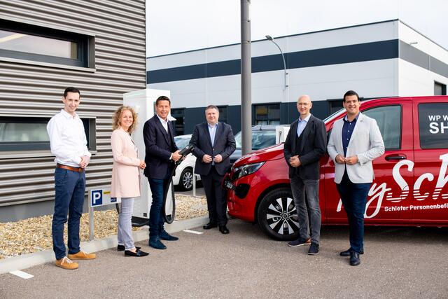 Das neue E-Shuttle geht offiziell in Betrieb. Mit dabei Philip Forstner (AAE Naturstrom), Bernadette Eckelhart (ecoplus), LAbg. Kurt Hackl (ecoplus Aufsichtsrat), Richard Kalcik (Ökoenergie), Alois Schiefer jun. (Betreiber) und BGM Dominic Litzka. | Foto: ecoplus 