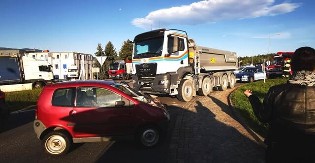 Ein Lkw und ein Mopedauto krachten im Kreisverkehr Söding ineinander.