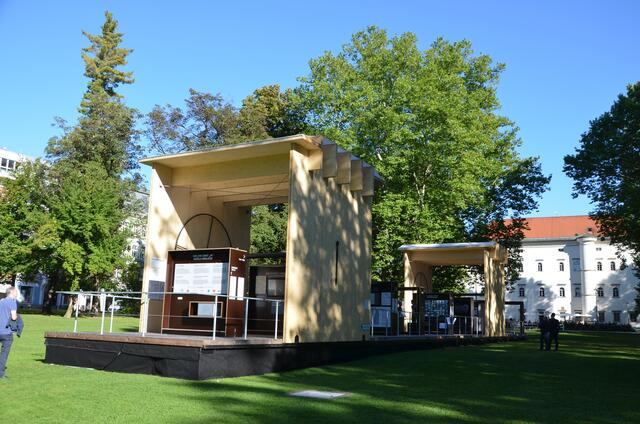 Dier Eingang zur Wanderausstellung CARINTHIja 2020/2021 im Spittaler Stadtpark.