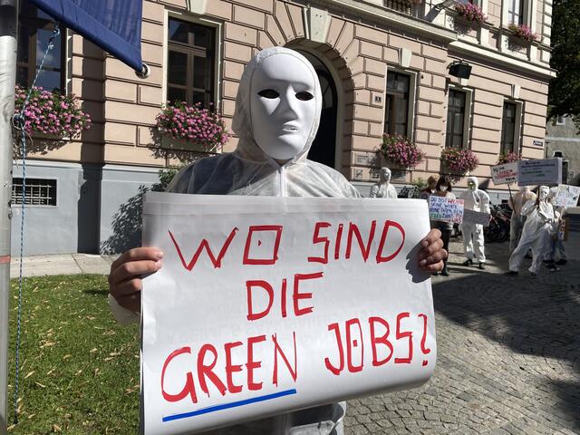 Aktivisten vor dem Kirchdorfer Rathaus