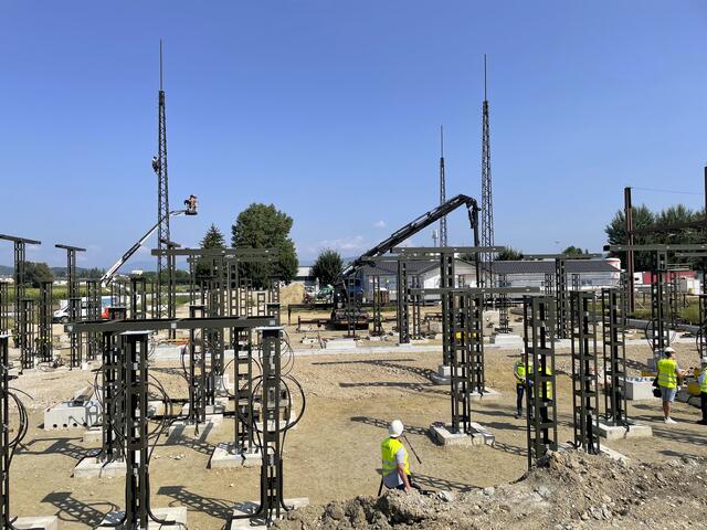 Während die Umbauarbeiten für das neue Umspannwerk laufen, bleibt das alte Umspannwerk in Betrieb.