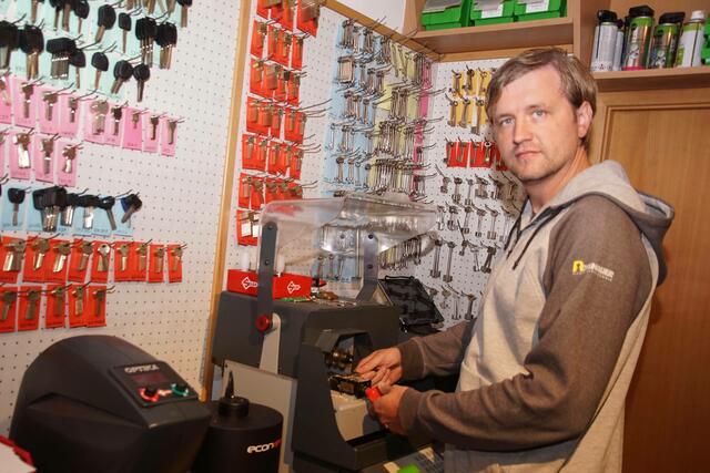 Der Steffinger Martin  Rosenauer übernahm 2016 die Firma „Sicherheitstechnik Rosenauer“ in Rohrbach-Berg von seinem Vater Alois. | Foto: Helmut Eder