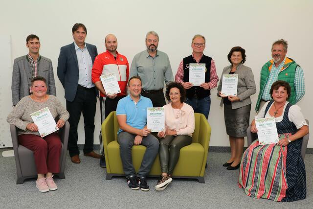 Die Siegerinnen und Sieger der einzelnen Kategorien mit der Jury (hinten links: Daniel Kaiser, Fritz Penger, hinten rechts: Christian Kainz) und Vizebürgermeister Alfred Lackner (Mitte)