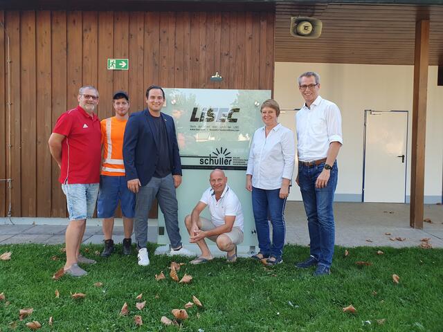 Marktgemeinde St. Peter/Au Bürgermeister Johannes Heuras, Familien-Gemeinderätin Silvia Krendl sowie Gemeinderat Helmut Überlackner (l.) dankten den Firmen und dem Bauhof für ihre Unterstützung bei der Errichtung eines Duschbereichs im St. Peterer Freibad, v.l. Bauhof-Mitarbeiter Erwin Hochauer, Lehrlings-Beauftragter Benjamin Kaubeck von der Firma Lisec und Installateur Martin Schuller. | Foto: Gemeinde