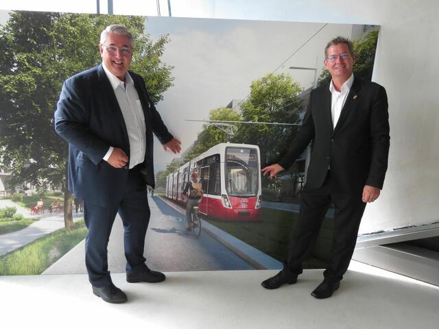 Nevrivy (li.) und Papai freuen sich sichtlich über die neue Straßenbahnlinie 27. | Foto: Sabine Krammer