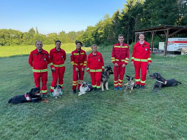 Die Österreichische Rettungshundebrigade sucht zur Verstärkung ihres Teams im Bezirk Weiz verlässliche und engagierte Menschen mit viel Einsatzbereitschaft. Info Staffelführerin Christa Maitz, Telefon: 0664 971 19 86