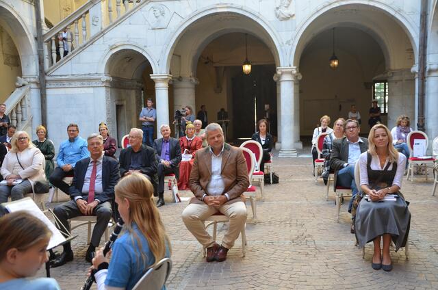 Festakt im Schlossinnenhof mit Peter Kaiser sowie Gerhard und Evelyn Köfer