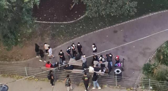 Jugendlliche belagern die Sitzgelegenheiten beim Kinderspielplatz in der Hettenkofergasse.