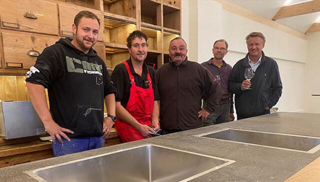 Die Steinplatte soll im neuen Kostraum des Buschenschank Bernhart der Bar eine unverwechselbare Note geben. | Foto: WOCHE