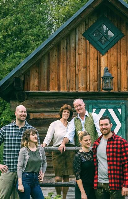Familie Stromminger vom Fallensteinergut in Gußwerk: Die Familie betreibt ein Gasthaus mit Ferienzimmern und eine Landwirtschaft mit Eigenjagd und Forstwirtschaft. | Foto: Fallensteinergut