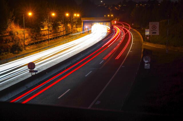 Kurz vor dem Tunnel Steinhaus rammten sich der Reisebus und das Auto.