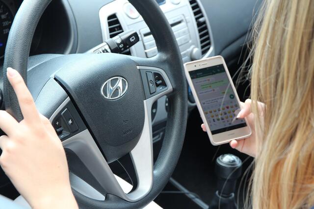 Blickt ein Fahrzeuglenker auf sein Smartphone oder ist der Fußgänger beim Queren der Straße in ein Telefonat vertieft, schnellt das Unfallrisiko für alle an der Verkehrssituation beteiligten Personen maßgeblich in die Höhe.