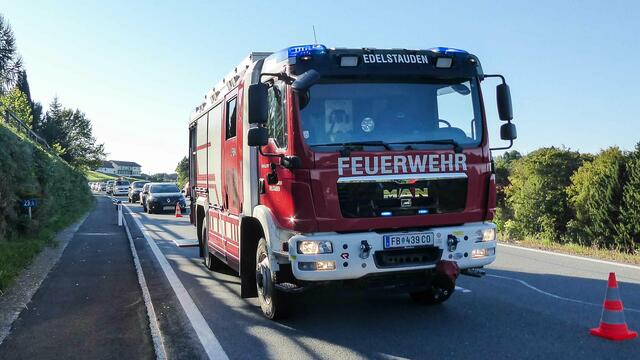Die Feuerwehr sperrte den Unfallort in Edelstauden weiträumig ab.