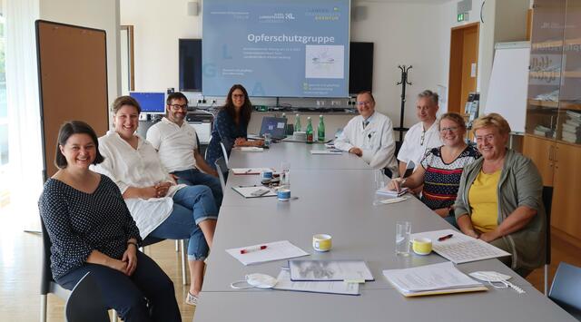 Mitglieder der Opferschutzgruppe der Kliniken Tulln und Klosterneuburg unter der Leitung des ärztlichen Direktors von Klosterneuburg Dr. Herbert Huscsava (3.v.l.) und Mag. Viktoria Wentseis (4.v.l.), Klinische Psychologin am Universitätsklinikum Tulln.