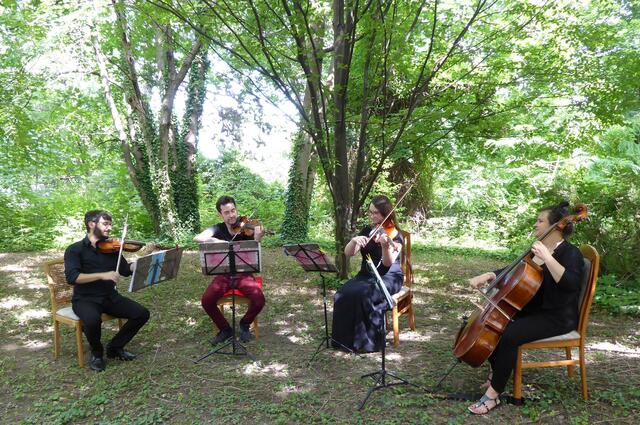 Der Sommer wurde bei Kursana Wien mit einem erfrischenden Garten-Konzert eingeläutet, bei dem Musiker den Garten als Bühne nutzten.  | Foto: Kursana