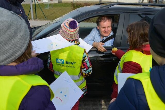 Für richtiges Verhalten im Straßenverkehr gab es einen süßen Apfel. | Foto: AUVA, KFV