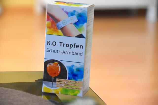 Es gibt Drogeriemärkte, die Armbänder anbieten, die anzeigen, ob in einem Getränk Substanzen von K.o-Tropfen enthalten sind. Zu 100 Prozent schützen sie aber nicht.