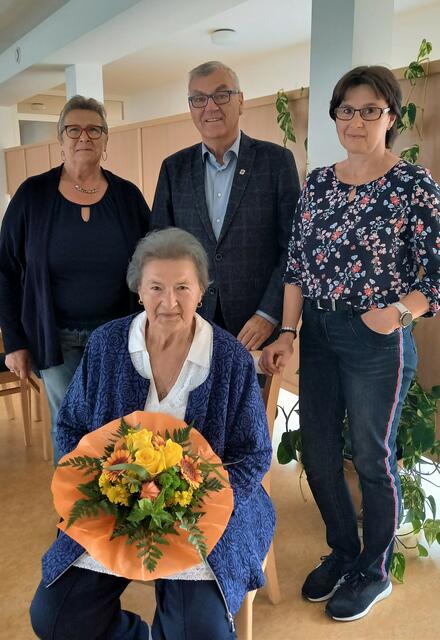 Die Jubilarin mit ihren Töchtern und Bürgermeister Karl Harrer.