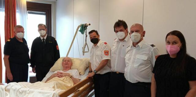 Ehrung der Feuerwehr für Richard Brauneis (liegend): Josef Angelmayer, Bezirkskurat Pius, Emil Scavnicar, Stefan Viktorin-Pomper, Wolfgang Huber, PDL Shajen Prohaska