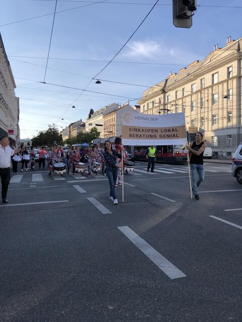 Mit Transparent und Trommeln wurde auf den regionalen Handel aufmerksam gemacht. | Foto: Hlozek Mediaconsulting