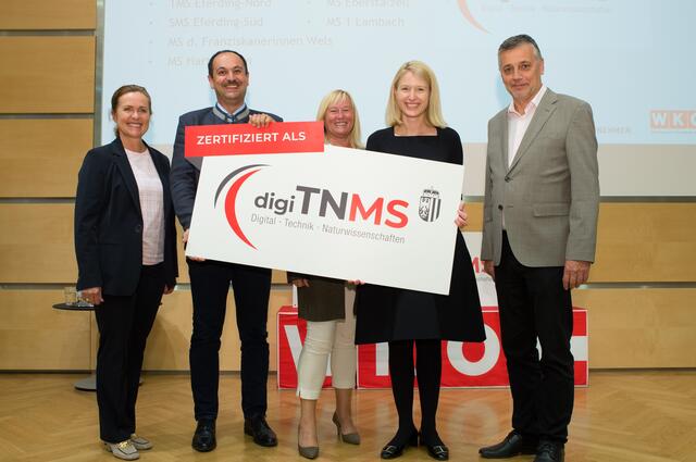 WK OÖ-Vizepräsidentin Angelika Sery-Froschauer, Schulleiter Wolfgang Korinek, E-Learning-Beauftragte Monika Seebach, LH-Stv. Christine Haberlander und OÖ Bildungsdirektor Alfred Klampfer bei der offiziellen Ernennung der MS Ranshofen zur digiTNMS.  | Foto: Cityfoto