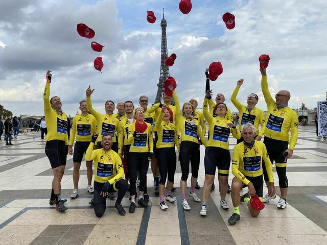 Am Ziel angekommen und gefeiert: Die 20 Radler beim Eiffelturm in Paris – "das fühlt sich gut an!" | Foto: Rotary Club/Huber