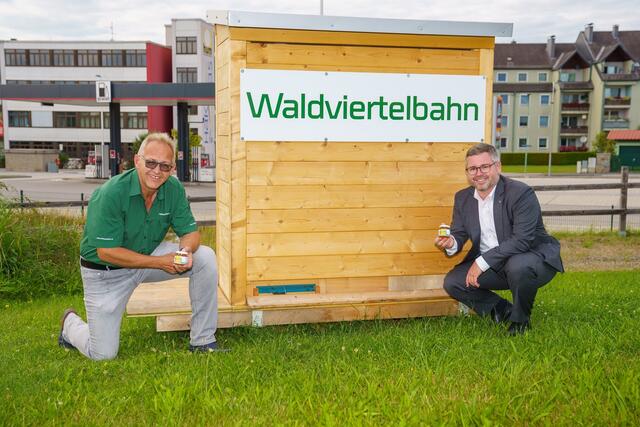 Waldviertelbahn Dienststellenleiter Herbert Frantes und Landesrat Ludwig Schleritzko präsentieren den ersten "Waldviertelbahn Honig" vor dem Bienenhaus beim Bahnhof Gmünd. | Foto: NB/Bollwein