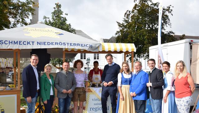 LAbg. Christoph Kaufmann, Barbara Sterkl (Leiterin „So schmeckt Niederöserreich“), Abg. z. NR BPO Johann Höfinger, Renate Meißner (Ortsbäuerin), Christine Berthold (Seminarbäuerin), Bgm. Stefan Schmuckenschlager, Andrea Schmuckenschlager (Gemeindebäuerin), Leopold Spitzbart (Umweltgemeinderat), Martin Ruhrhofer (Leiter Bereich Gemeinden & Regionen in der eNu), Martina Bauer (Ortsbäuerin), Elisabeth Seher (Ortsbäuerin)