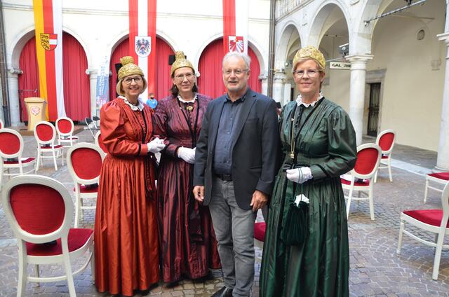 Die Goldhaubenfrauen mit Stadtpfarre Ernst Windbichler