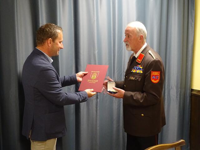 Bürgermeister Harald Riemer überreicht Manfred Ebenführer die Colestin Schachinger Medaille in Gold. | Foto: Simon Glösl