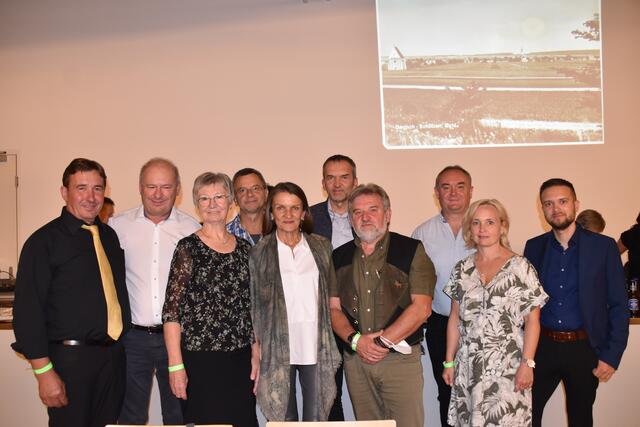 Das Redaktionsteam der Chronik: Bgm. Franz Wachter, Herbert Eberhardt, Annemarie Horvath, Christian Tordy, Gerda Wiesler, Michael Wachter, Adi Lang, Vizebgm. Herbert Weber, Ingrid Fasching und Bezirksblätter-Burgenland-Geschäftsführer Walter Art | Foto: Michael Strini