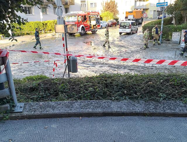 Wasserrohrbruch in der Innerkoflerstraße. | Foto: zeitungsfoto.at