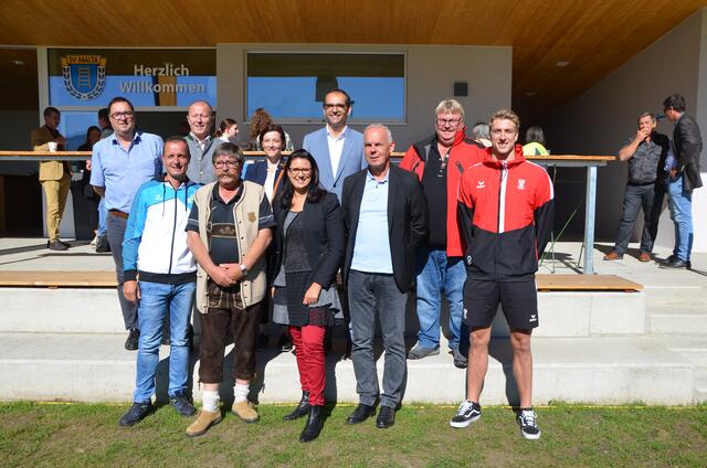 Ingenieur Wolfgang Krambether, Klaus Rüscher, GV Kerstin Pirker-Fuchsbichler, Architekt Josef Ernst, Vizebürgermeister Norbert Enders (hinten), Gerhard Thurner, Robert Kohlbacher, LR Sara Schaar, Projektleiter Josef Ladinig, Olympionike Heiko Gigler (vorn)