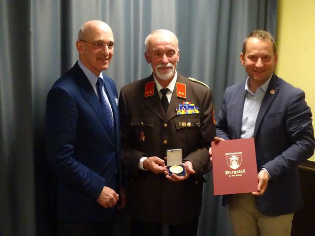 Dr. Christoph Jordan (Geschäftsführer Busatis), Manfred Ebenführer und Bürgermeister Harald Riemer | Foto: Simon Glösl