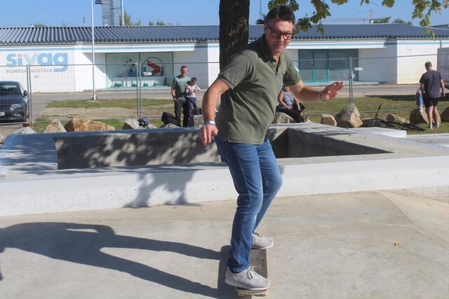 Auf die Rampe. Vizebürgermeister Kornelius Schneider am Skateboard  | Foto: arbes